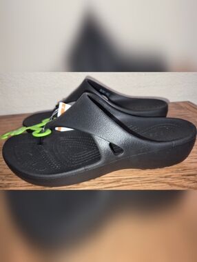 NWT's Crocs Kadee II Flip Flops Women's Size 8